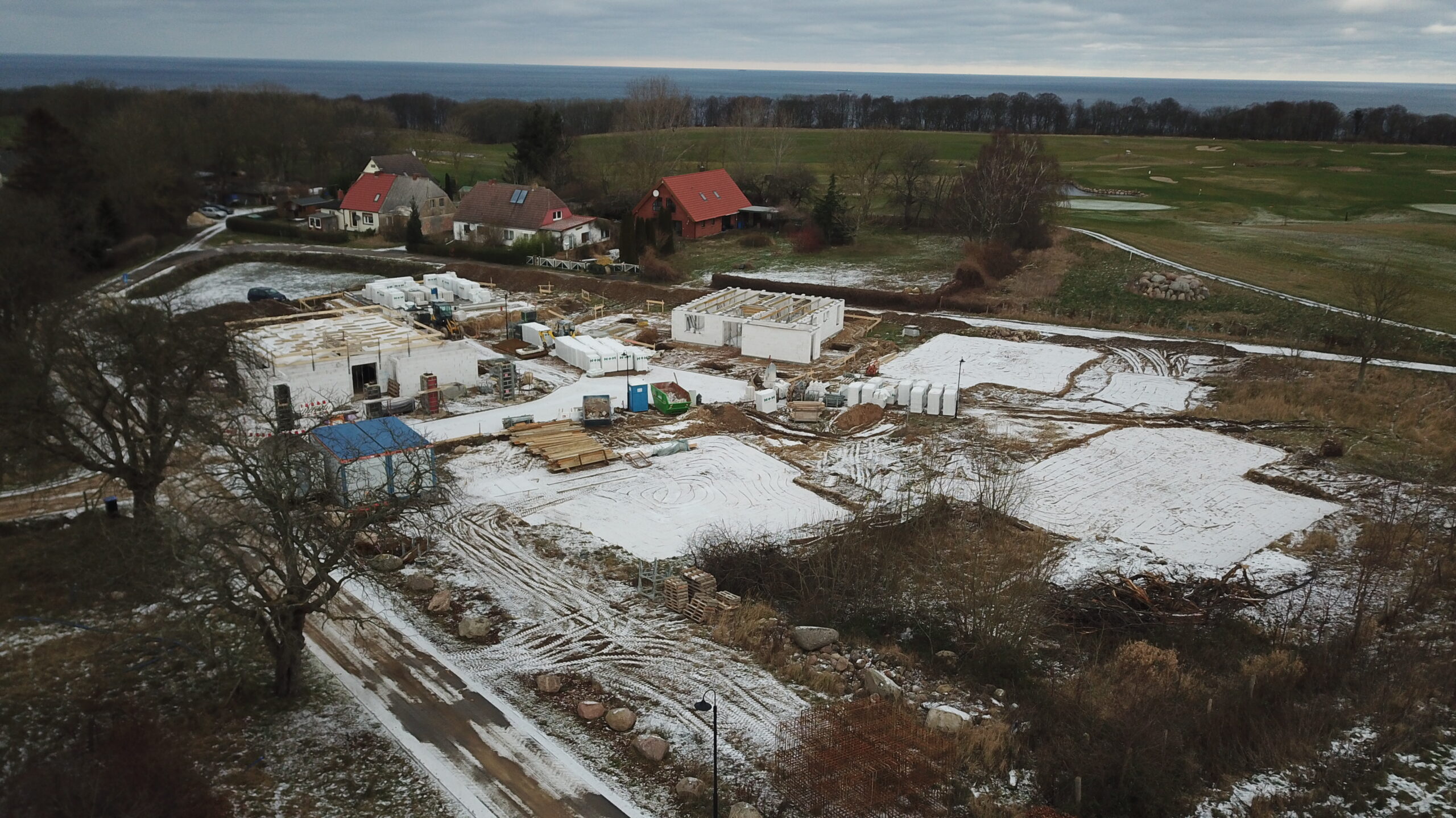Luftbild von der Baustelle der Golfvillen in Ranzow im Winter