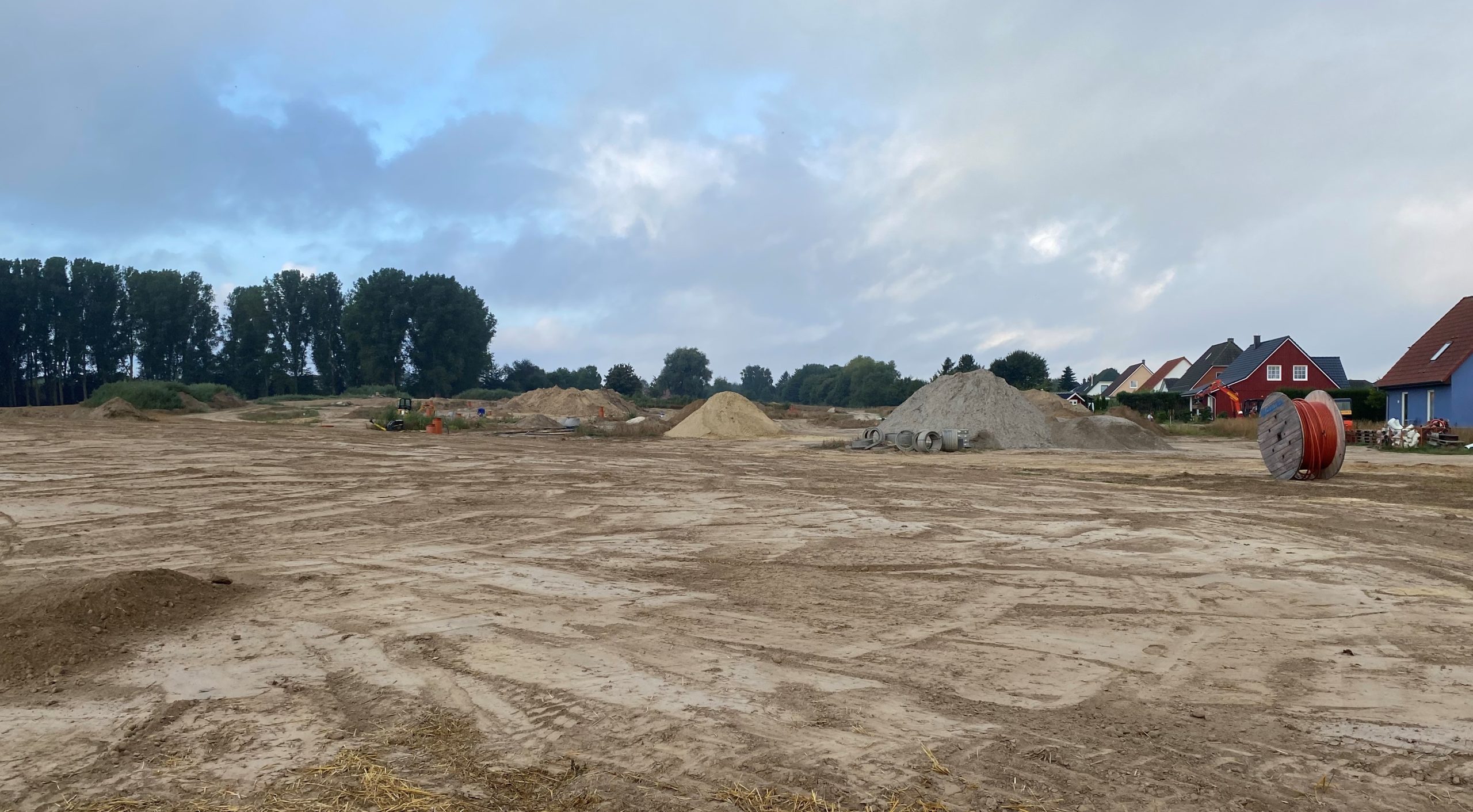 Baustelle mit großen Sandhaufen